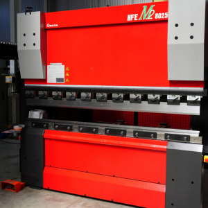 AMADA HFE M2 80 t x 2550 8 osi CNC 2012